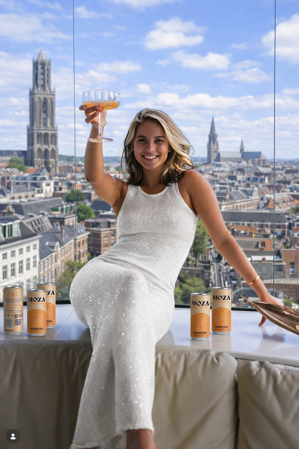 Vrouw met Moza mimosa in glas met uitzicht over Utrecht – premium ready-to-drink mimosa in Nederland